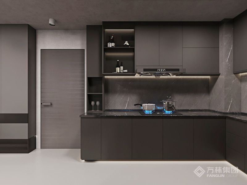 开放式大厨房，依然采用大面积黑色，整体质感强烈。
