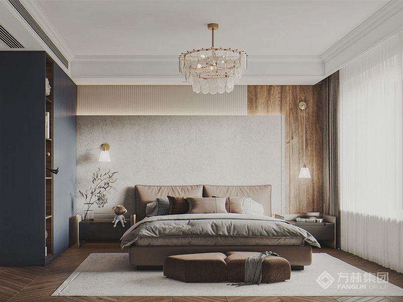 储物与撞色的结合，木色的墙板加上复古轻奢的灯饰，增加室内装饰美观度。