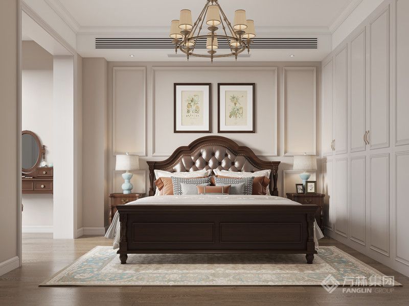 卧室的装修以灰白色为主，这样颜色会形成鲜明的对比，在床头加两幅画，也能体现卧室的优雅。一字排开的衣柜增加收纳空间。