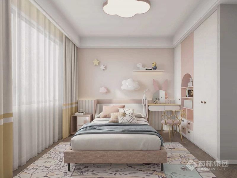 儿童房选购了一款粉色的儿童床，如白云形状的设计，造型简洁，趣萌可爱。背景墙采用灰色基调的墙布，配置上卡通图案，简约中彰显温馨活泼的氛围。